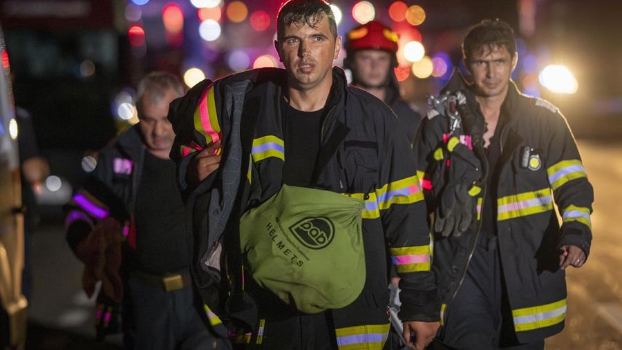 Ledakan pom bensin menyebabkan kebaran di di kota Crevedia, Rumania (Romanian Emergency Services - IGSU via AP)