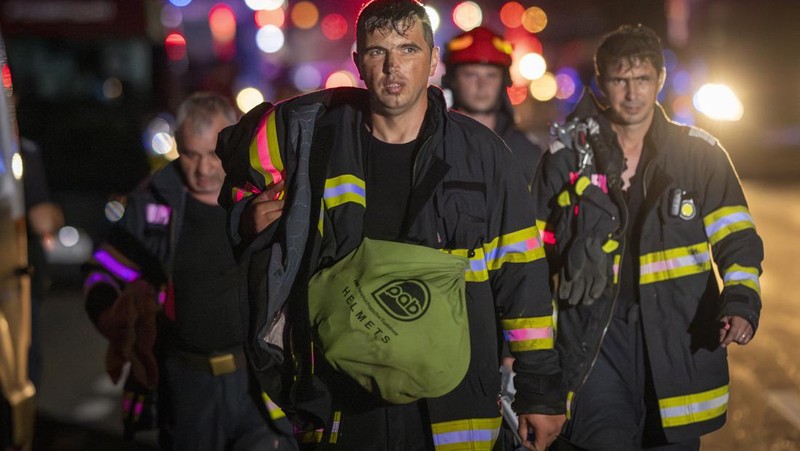 Ledakan pom bensin menyebabkan kebaran di di kota Crevedia, Rumania (Romanian Emergency Services - IGSU via AP)