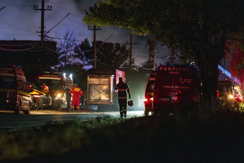 Ledakan pom bensin menyebabkan kebaran di di kota Crevedia, Rumania (Romanian Emergency Services - IGSU via AP) Ledakan pom bensin menyebabkan kebaran di di kota Crevedia, Rumania (Romanian Emergency Services - IGSU via AP)