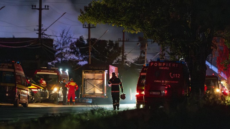 Ledakan pom bensin menyebabkan kebaran di di kota Crevedia, Rumania (Romanian Emergency Services - IGSU via AP)