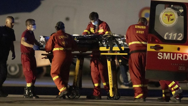 Ledakan pom bensin menyebabkan kebaran di di kota Crevedia, Rumania (Romanian Emergency Services - IGSU via AP)