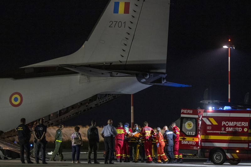 Ledakan pom bensin menyebabkan kebaran di di kota Crevedia, Rumania (Romanian Emergency Services - IGSU via AP)