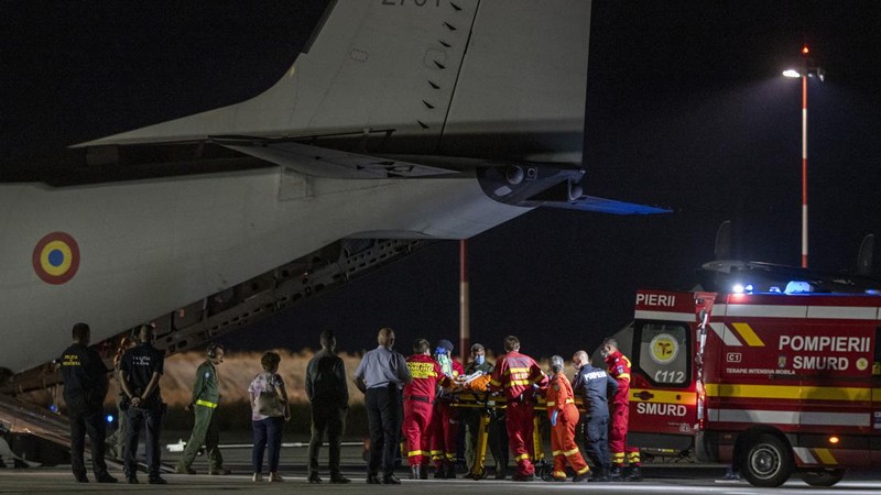 Ledakan pom bensin menyebabkan kebaran di di kota Crevedia, Rumania (Romanian Emergency Services - IGSU via AP)
