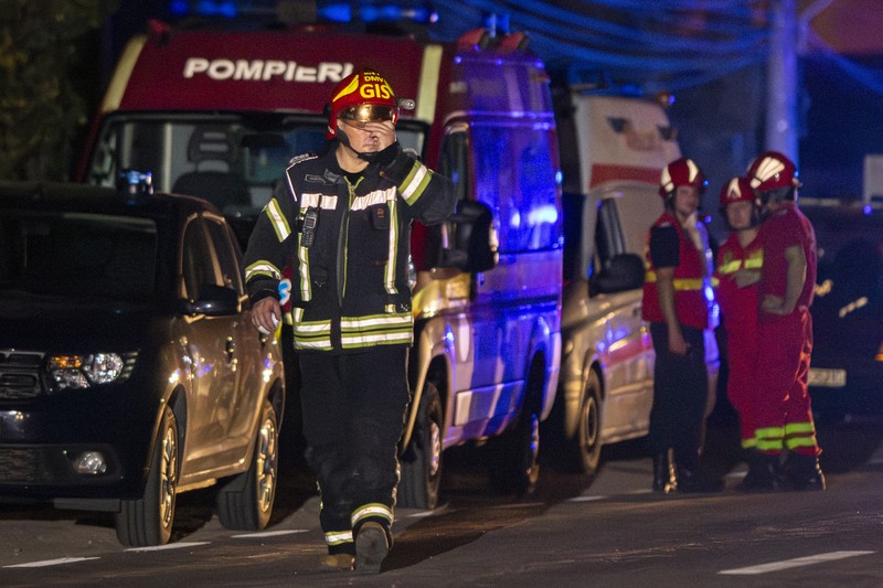 Ledakan pom bensin menyebabkan kebaran di di kota Crevedia, Rumania (Romanian Emergency Services - IGSU via AP) Ledakan pom bensin menyebabkan kebaran di di kota Crevedia, Rumania (Romanian Emergency Services - IGSU via AP)