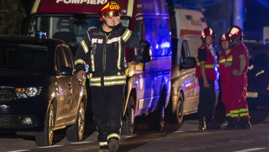 Ledakan pom bensin menyebabkan kebaran di di kota Crevedia, Rumania (Romanian Emergency Services - IGSU via AP)