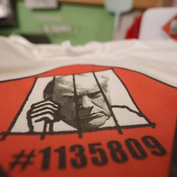 Foto Wajah Trump di Kaos hingga Mug Banjiri AS, Dijual Segini