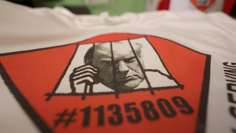 Foto mantan Presiden AS Donald Trump, yang diposting pengadilan Georgia muncul dalam berbagai merchandise seperti gelas, poster, hingga t-shirt.
(REUTERS/Mario Anzuoni)
