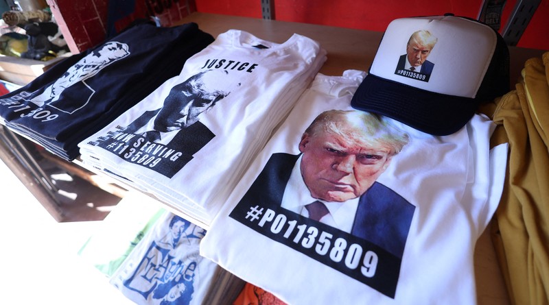 Foto mantan Presiden AS Donald Trump, yang diposting pengadilan Georgia muncul dalam berbagai merchandise seperti gelas, poster, hingga t-shirt. (REUTERS/Mario Anzuoni) Foto mantan Presiden AS Donald Trump, yang diposting pengadilan Georgia muncul dalam berbagai merchandise seperti gelas, poster, hingga t-shirt.
(REUTERS/Mario Anzuoni)
