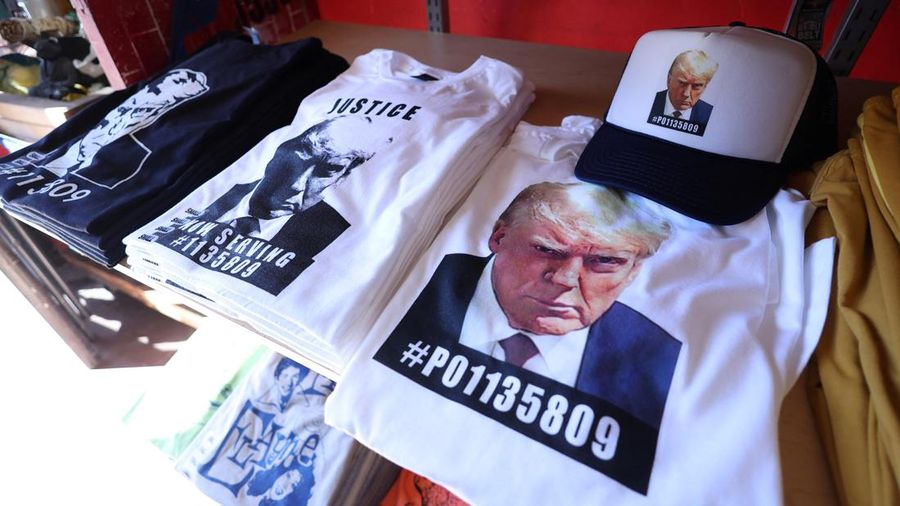 Foto mantan Presiden AS Donald Trump, yang diposting pengadilan Georgia muncul dalam berbagai merchandise seperti gelas, poster, hingga t-shirt.
(REUTERS/Mario Anzuoni)