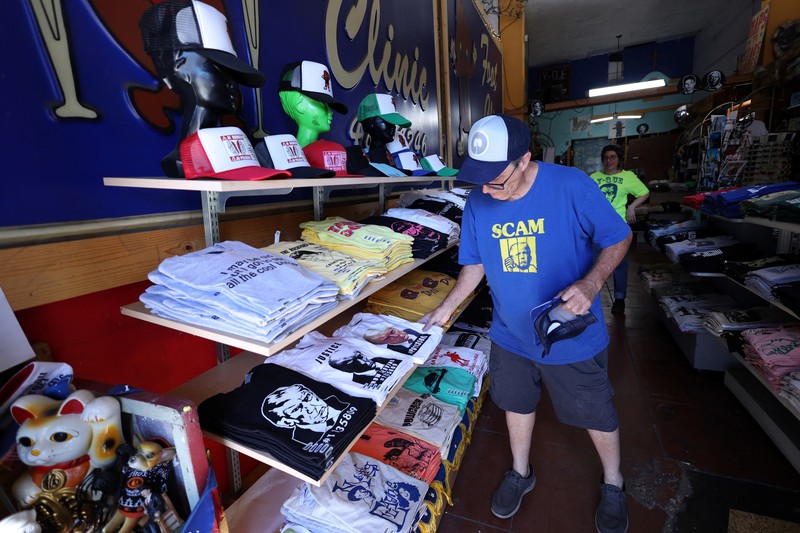 Foto mantan Presiden AS Donald Trump, yang diposting pengadilan Georgia muncul dalam berbagai merchandise seperti gelas, poster, hingga t-shirt. (REUTERS/Mario Anzuoni) Foto mantan Presiden AS Donald Trump, yang diposting pengadilan Georgia muncul dalam berbagai merchandise seperti gelas, poster, hingga t-shirt.
(REUTERS/Mario Anzuoni)