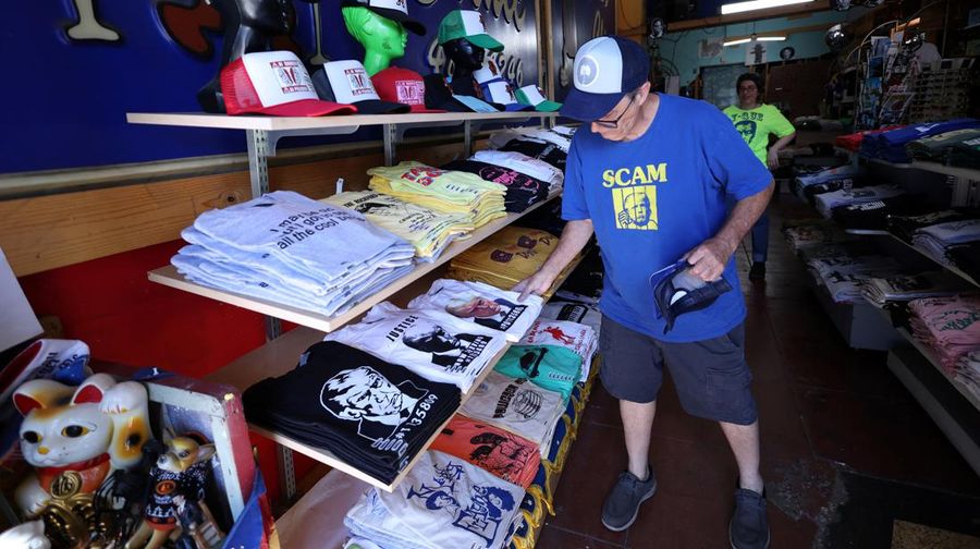 Foto mantan Presiden AS Donald Trump, yang diposting pengadilan Georgia muncul dalam berbagai merchandise seperti gelas, poster, hingga t-shirt.
(REUTERS/Mario Anzuoni)