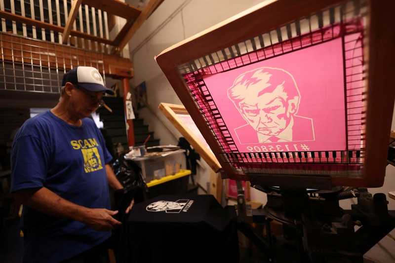Foto mantan Presiden AS Donald Trump, yang diposting pengadilan Georgia muncul dalam berbagai merchandise seperti gelas, poster, hingga t-shirt. (REUTERS/Mario Anzuoni) Foto mantan Presiden AS Donald Trump, yang diposting pengadilan Georgia muncul dalam berbagai merchandise seperti gelas, poster, hingga t-shirt.
(REUTERS/Mario Anzuoni)