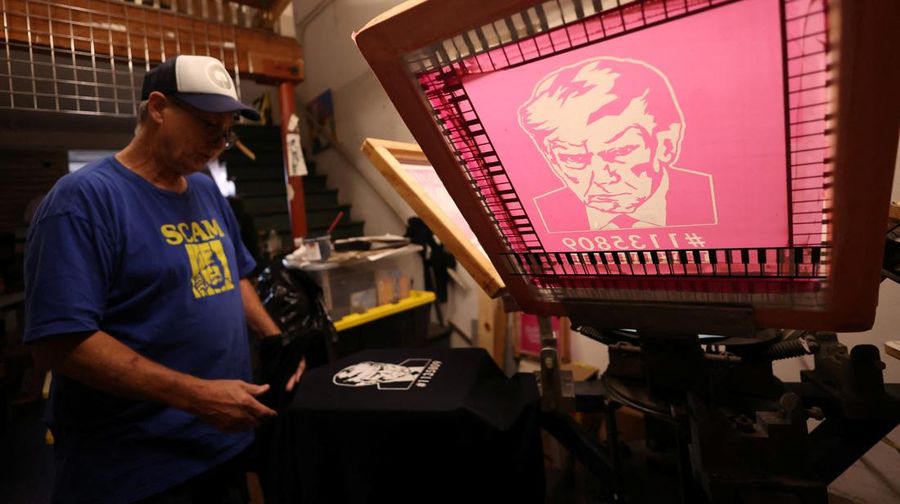 Foto mantan Presiden AS Donald Trump, yang diposting pengadilan Georgia muncul dalam berbagai merchandise seperti gelas, poster, hingga t-shirt.
(REUTERS/Mario Anzuoni)
