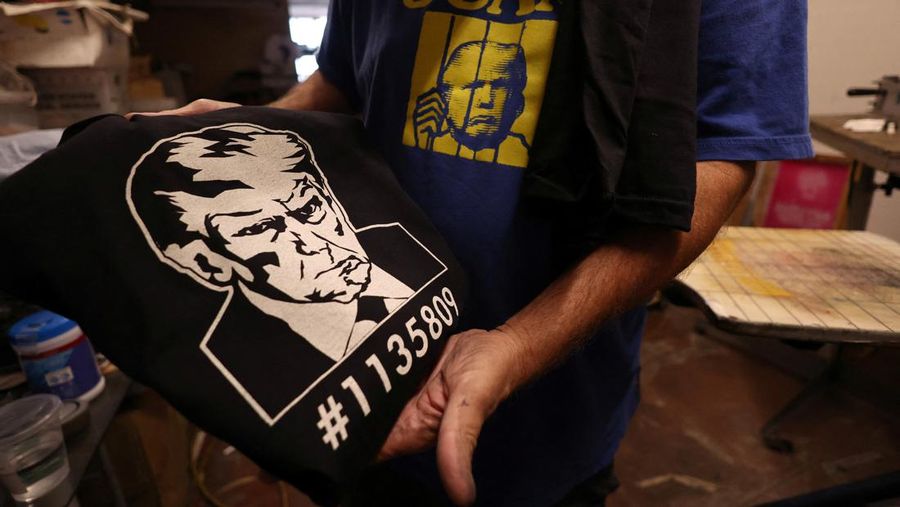 Foto mantan Presiden AS Donald Trump, yang diposting pengadilan Georgia muncul dalam berbagai merchandise seperti gelas, poster, hingga t-shirt.
(REUTERS/Mario Anzuoni)