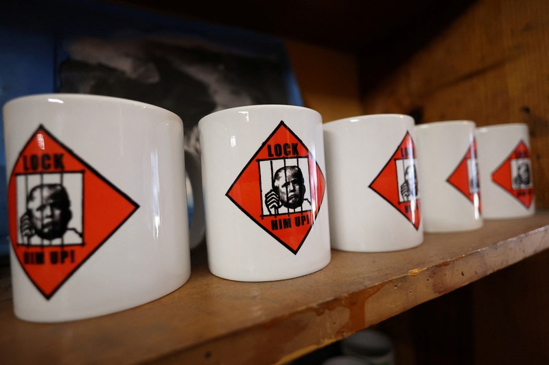 Foto mantan Presiden AS Donald Trump, yang diposting pengadilan Georgia muncul dalam berbagai merchandise seperti gelas, poster, hingga t-shirt. (REUTERS/Mario Anzuoni) Foto mantan Presiden AS Donald Trump, yang diposting pengadilan Georgia muncul dalam berbagai merchandise seperti gelas, poster, hingga t-shirt.
(REUTERS/Mario Anzuoni)