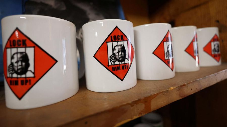 Foto mantan Presiden AS Donald Trump, yang diposting pengadilan Georgia muncul dalam berbagai merchandise seperti gelas, poster, hingga t-shirt.
(REUTERS/Mario Anzuoni)