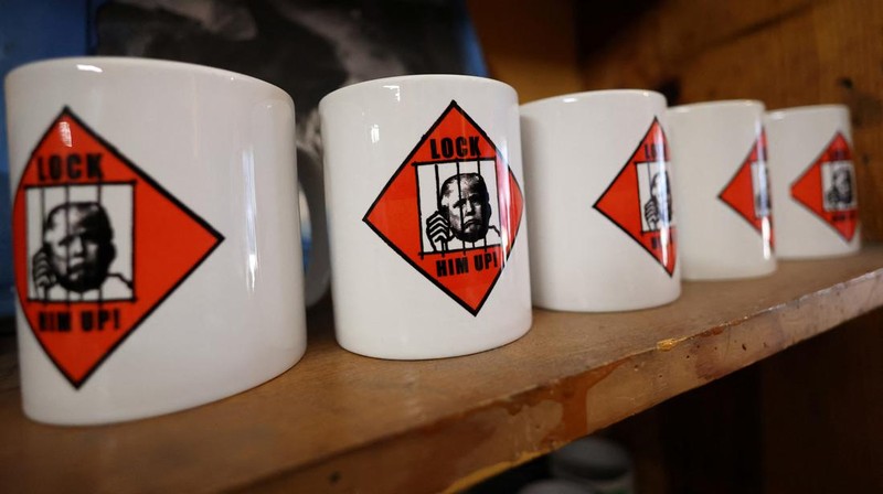 Foto mantan Presiden AS Donald Trump, yang diposting pengadilan Georgia muncul dalam berbagai merchandise seperti gelas, poster, hingga t-shirt.
(REUTERS/Mario Anzuoni)