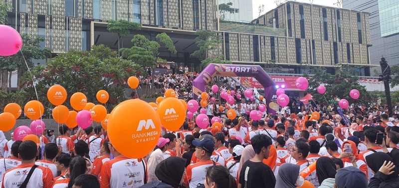 Gerak Bersama Mega Syariah yang dimulai dengan kegiatan Fun Walk bersama jajaran manajemen, pegawai dan nasabah BMS di Anjungan Sarinah, Jakarta Pusat pada Minggu (27/8/2023). (Dok. Bank Mega Syariah)