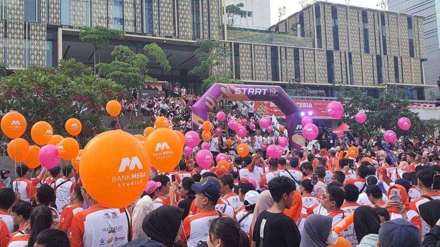 Gerak Bersama Mega Syariah yang dimulai dengan kegiatan Fun Walk bersama jajaran manajemen, pegawai dan nasabah BMS di Anjungan Sarinah, Jakarta Pusat pada Minggu (27/8/2023). (Dok. Bank Mega Syariah)