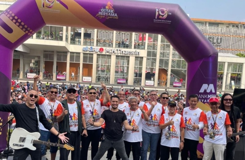 Gerak Bersama Mega Syariah yang dimulai dengan kegiatan Fun Walk bersama jajaran manajemen, pegawai dan nasabah BMS di Anjungan Sarinah, Jakarta Pusat pada Minggu (27/8/2023). (Dok. Bank Mega Syariah) Gerak Bersama Mega Syariah yang dimulai dengan kegiatan Fun Walk bersama jajaran manajemen, pegawai dan nasabah BMS di Anjungan Sarinah, Jakarta Pusat pada Minggu (27/8/2023). (Dok. Bank Mega Syariah)