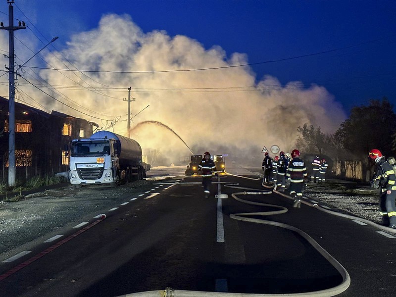 Ledakan pom bensin menyebabkan kebaran di di kota Crevedia, Rumania (Romanian Emergency Services - IGSU via AP)