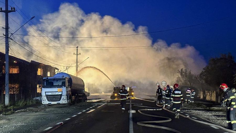 Ledakan pom bensin menyebabkan kebaran di di kota Crevedia, Rumania (Romanian Emergency Services - IGSU via AP)