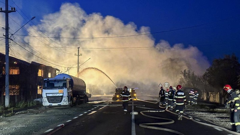 Ledakan pom bensin menyebabkan kebaran di di kota Crevedia, Rumania (Romanian Emergency Services - IGSU via AP)