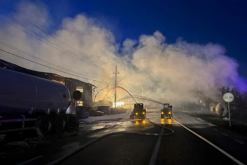 Ledakan pom bensin menyebabkan kebaran di di kota Crevedia, Rumania (Romanian Emergency Services - IGSU via AP)