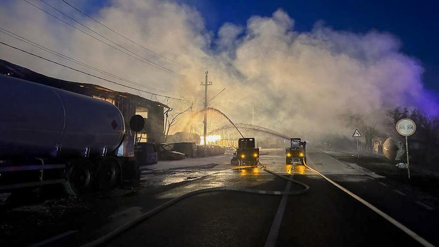 Ledakan pom bensin menyebabkan kebaran di di kota Crevedia, Rumania (Romanian Emergency Services - IGSU via AP)