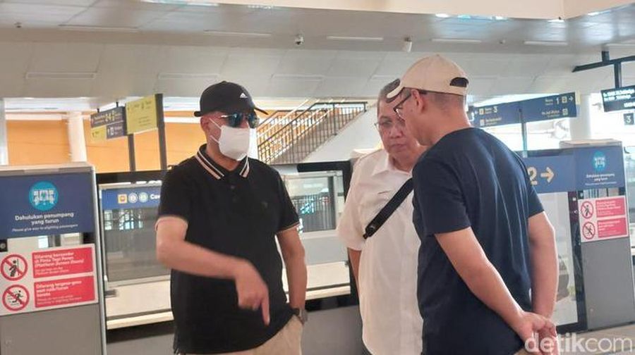 Menhub Nyamar Saat Jajal LRT Jabodebek: Pakai Topi-Kacamata Hitam. (Shafira Cendra Arini/detikcom)