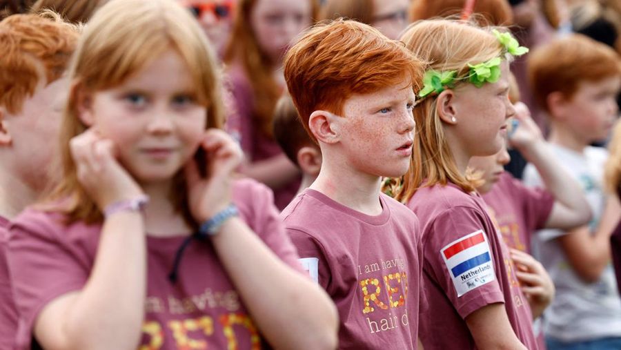 Anak-anak menghadiri Festival Redhead Days tahunan di Tilburg, Belanda, 27 Agustus 2023. (REUTERS/Piroschka van de Wouw)