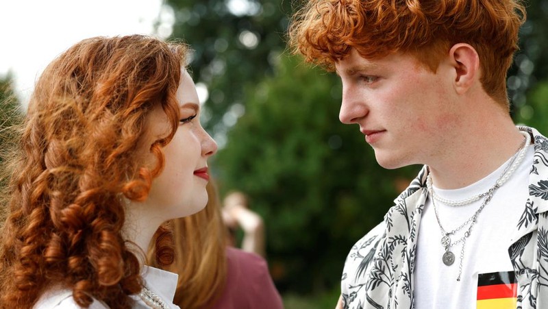 Marc, 34, dari daerah Limburg, dan Rhen, 30, dari Rotterdam (berasal dari AS) menghadiri Festival Redhead Days tahunan di Tilburg, Belanda, 27 Agustus 2023. (REUTERS/Piroschka van de Wouw)