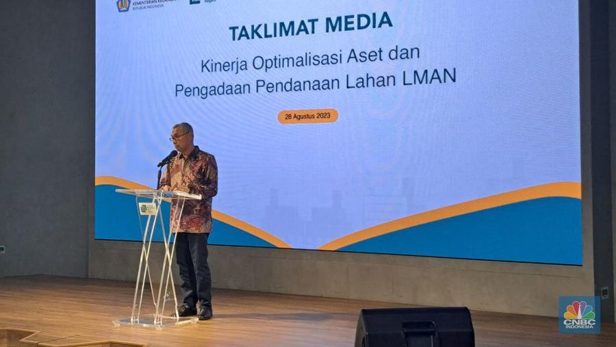 Direktur Jenderal Kekayaan Negara Kementerian Keuangan Rionald Silaban memberikan sambutan dalam Taklimat Media Kinerja Optimalisasi Pengadaan Pendanaan Lahan Lembaga Manajemen Aset Negara (LMAN) di kantor pusat LMAN, Jakarta , Senin (28/8/2023). (CNBC Indonesia/Hadijah Alaydrus)