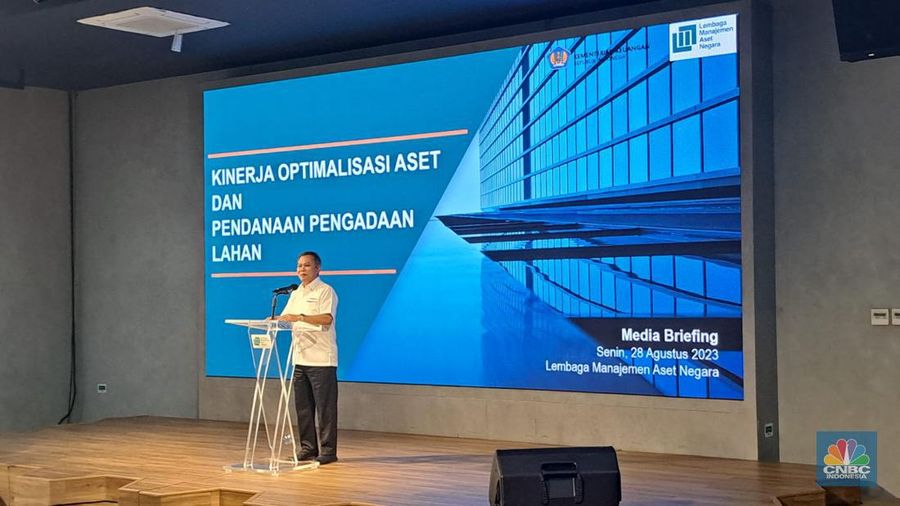 Direktur Utama Lembaga Manajemen Aset Negara (LMAN) Basuki Purwadi dalam Taklimat Media LMAN dengan topik Kinerja Pendanaan Lahan dan Optimalisasi Aset Negara, di kantor pusat LMAN, Jakarta, Senin (28/8/2023). (CNBC Indonesia/Hadijah Alaydrus)