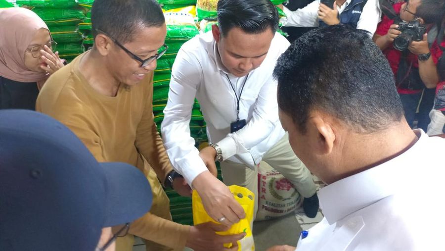 .Direktur Utama Perum Bulog Budi Waseso bersama jajaran Bulog dan Bapanas  cek ketersediaan beras di Pasar Perumnas Klender, 28 Agustus 2023 [Martyasari Rizky]