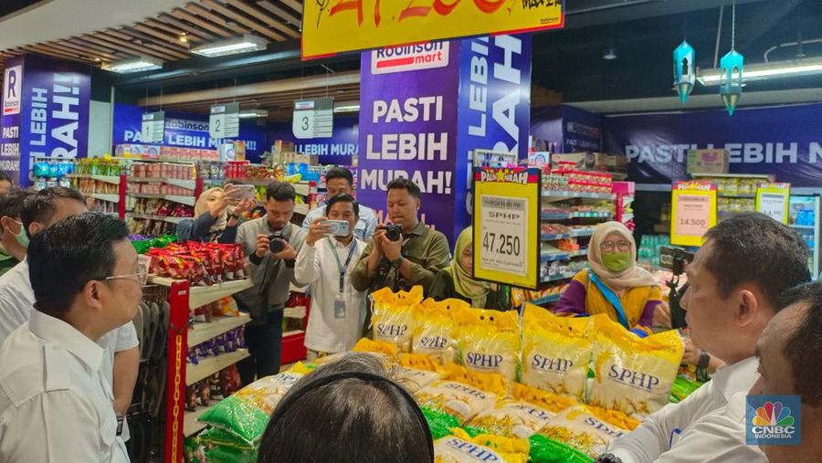 Dirut Bulog Budi Waseso dan Kepala Bapanas Arief Prasetyo Adi pantau ketersediaan beras di ritel modern, Robinson Klender, Senin (28/8/2023). (CNBC Indonesia/Martyasari Rizky)