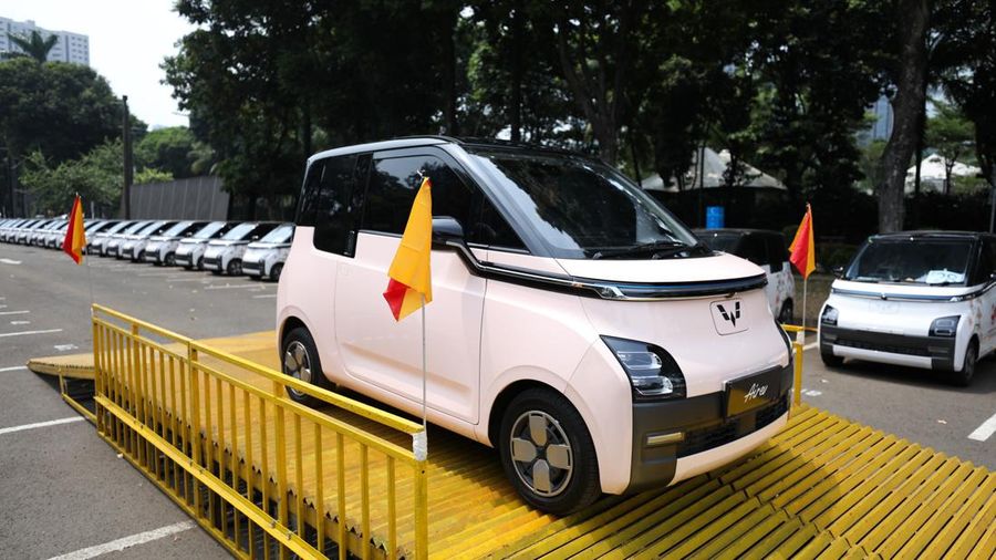 Jelang KTT ASEAN, Ratusan Kendaraan Listrik Mulai Padati GBK. (CNBC Indonesia/Tri Susilo)