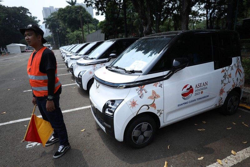 Petugas memeriksa kelengkapan kendaraan listrik yang akan digunakan untuk Konfrensi Tingkat Tinggi (KTT) ke-43 ASEAN di area parkir Gelora Bung Karno (GBK) Jakarta, Senin (28/8/2023). (CNBC Indonesia/Tri Susilo)