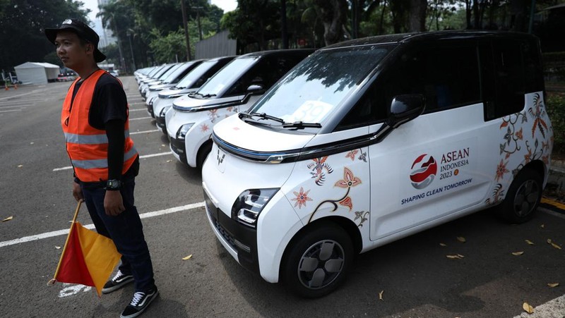 Petugas memeriksa kelengkapan kendaraan listrik yang akan digunakan untuk Konfrensi Tingkat Tinggi (KTT) ke-43 ASEAN di area parkir Gelora Bung Karno (GBK) Jakarta, Senin (28/8/2023). (CNBC Indonesia/Tri Susilo)