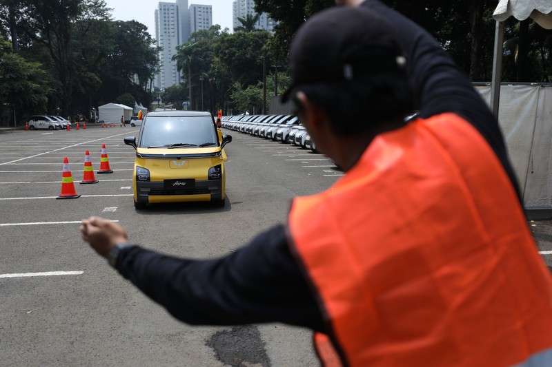 Jelang KTT ASEAN, Ratusan Kendaraan Listrik Mulai Padati GBK. (CNBC Indonesia/Tri Susilo)