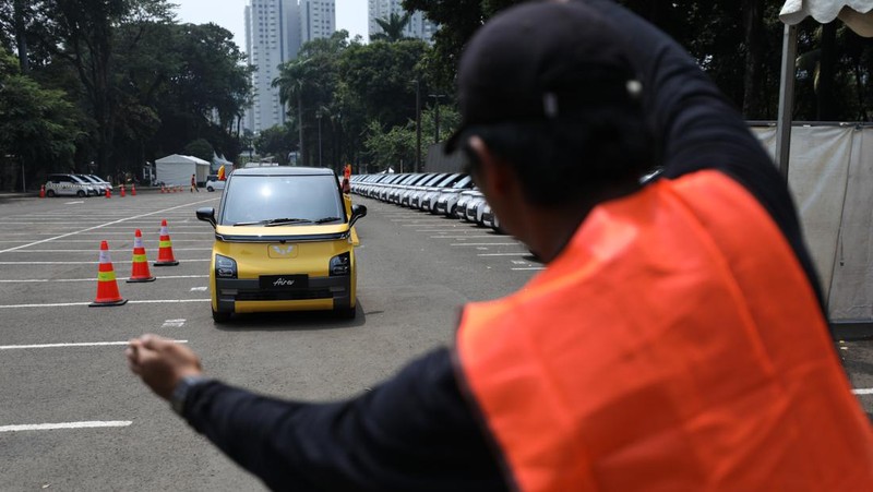 Jelang KTT ASEAN, Ratusan Kendaraan Listrik Mulai Padati GBK. (CNBC Indonesia/Tri Susilo)