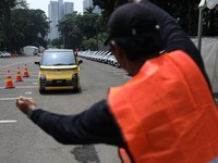 Luhut Minta Harga EV Wuling Dapat di Bawah Rp 200 Juta!