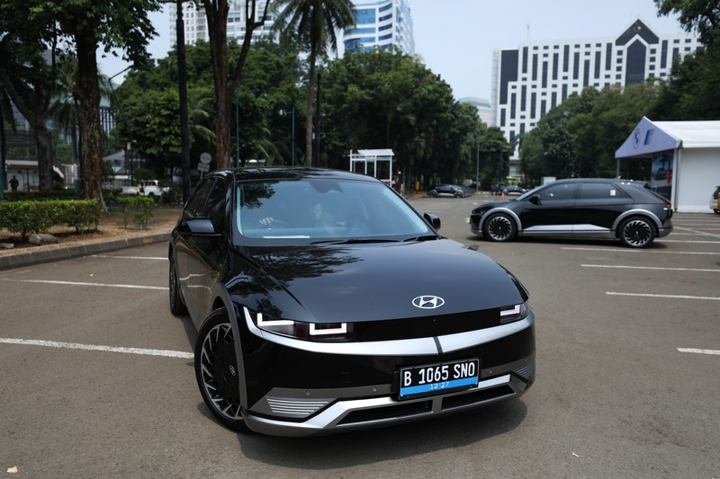 Jelang KTT ASEAN, Ratusan Kendaraan Listrik Mulai Padati GBK. (CNBC Indonesia/Tri Susilo)