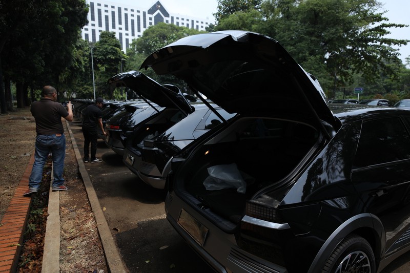 Petugas memeriksa kelengkapan kendaraan listrik yang akan digunakan untuk Konfrensi Tingkat Tinggi (KTT) ke-43 ASEAN di area parkir Gelora Bung Karno (GBK) Jakarta, Senin (28/8/2023). (CNBC Indonesia/Tri Susilo)