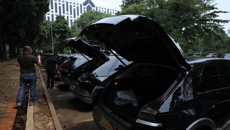 Petugas memeriksa kelengkapan kendaraan listrik yang akan digunakan untuk Konfrensi Tingkat Tinggi (KTT) ke-43 ASEAN di area parkir Gelora Bung Karno (GBK) Jakarta, Senin (28/8/2023). (CNBC Indonesia/Tri Susilo)