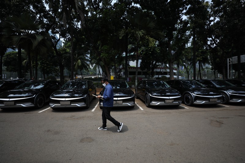 Jelang KTT ASEAN, Ratusan Kendaraan Listrik Mulai Padati GBK. (CNBC Indonesia/Tri Susilo)