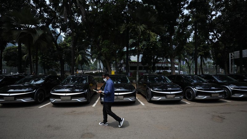 Jelang KTT ASEAN, Ratusan Kendaraan Listrik Mulai Padati GBK. (CNBC Indonesia/Tri Susilo)