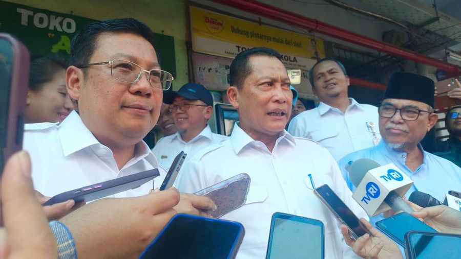 Kepala Bapanas Arief Prasetyo Adi dan Direktur Utama Perum Bulog Budi Waseso memberi keterangan pers saat 'Grebek Pasar' di Pasar Klender, 28 Agustsu 2023. [Martyasari Rizky)