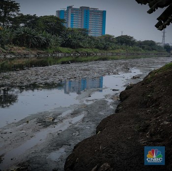 Mengerikan! Sungai di Jakarta Berubah Jadi 'Daratan'
