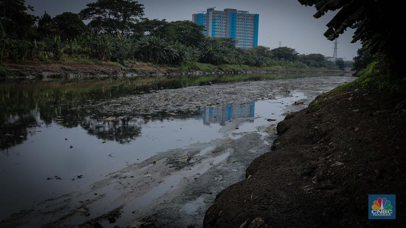 Kondisi aliran Kanal Banjir Timur (KBT) yang surut di kawasan Cakung, Jakarta, Senin (28/8/2023). (CNBC Indonesia/Faisal Rahman)